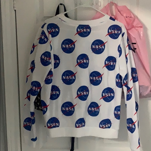 A nasa sweatshirt - Picture 2 of 2